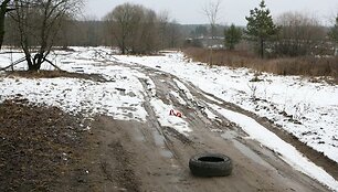 Pažliugęs ir ma&scaron;inų i&scaron;važinėtas parkas su dviračių taku erzina Žirmūnų gyventojus.