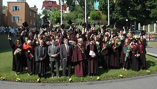 VDU teisės absolventams &ndash; diplomai i&scaron; JAV ambasadoriaus rankų.