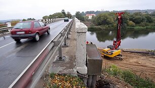 &Scaron;iuo metu jau vyksta Raudondvario tilto per Nevėžį rekonstravimo parengiamieji darbai, netrukus bus pastatytas &scaron;viesoforas, kuris reguliuos transporto srautą. 