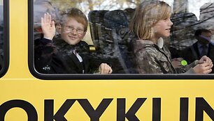 Kauno rajone vykusios akcijos metu mokykliniais autobusais į pamokas ir namo keliaujantiems vaikams buvo dalijamos atmintinės ir at&scaron;vaitai. 