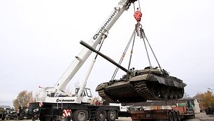 Į vilkiką 40 tonų sveriantį tanką įkėlė kranas. 