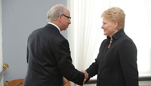 Prezidentė Dalia Grybauskaitė susitiko su Lietuvoje vie&scaron;inčiu Europos Komisijos nariu, atsakingu už ES biudžetą ir finansinį planavimą Januszu Lewandowskiu.