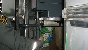 Muitininkai cigaretes aptiko autobuso &bdquo;miegamajame&ldquo; įrengtoje slėptuvėje.