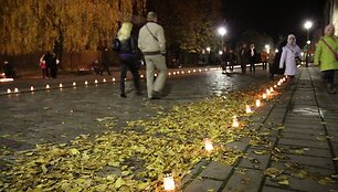 &Scaron;iais metais Vėlinių i&scaron;vakarėse centrinėse miesto gatvėse sužibo keli tūkstančiai žvakučių.