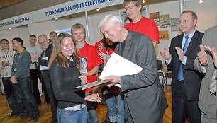 Doc. J.A.Sveikata rūpinosi studentų moksline veikla. KTU studentų ir jaunųjų mokslininkų parodoje &bdquo;Technorama 2007&ldquo; prie Telekomunikacijų ir elektronikos.