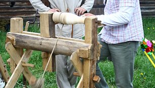 Festivalyje &scaron;eimai &ndash; artima pažintis su liaudies meno ir amatų paslaptimis.