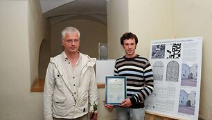 Pirmąją vietą laimėjo vartų kompozicija &bdquo;Žolynai&ndash;žvaigždės&ldquo;, kurią pateikė grupė kūrėjų: architektūros prof. dr. Gintaras Čaikauskas, dailininkas ir skulptorius Gitenis Umbrasas bei architektas Martynas Kruopys.