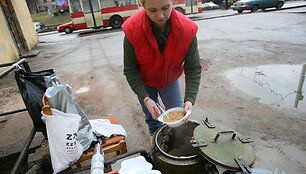 &Scaron;v. Gertrūdos gatvėje prie samariečių būstinės dalinama nemokama ko&scaron;ė buvo labai paklausi. 