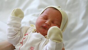 Antroji Naujųjų naktį pasaulį i&scaron;vydo Kristinos Jokulienės dukrytė.