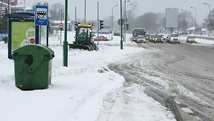 Vairuotojai skundžiasi sunkiai išvažiuojamais keliais.