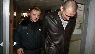 Riau&scaron;ininkus į teismą lydi policijos pareigūnai.