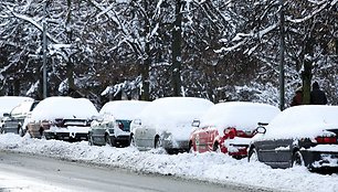 Įšalę naujų automobilių pardavimai verčia ieškoti alternatyvių būdų, kaip pritraukti klientus.