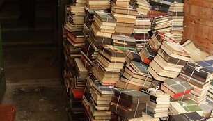 Vilniaus universiteto biblioteka kasmet nura&scaron;o po 20-30 tūkst. kg knygų, tačiau makulatūros dėl stojusios rinkos supirkti neatsiranda kam.