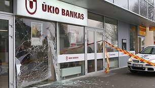 Į banką plė&scaron;ikai įvažiavo atbuline eiga. Tuo pačiu keliu tik jau su pinigais jie ir pasi&scaron;alino.