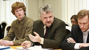 Anot dovili&scaron;kio V.&Scaron;vanio (viduryje), gyventojams pasakoma ne visa tiesa apie ketinimus kirsti Baičių mi&scaron;ką ir kasti karjerą.