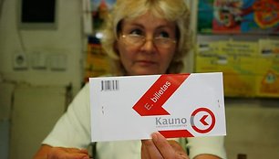 Nors „Kauno spaudos“ kioskuose vienkartinių bilietėlių įsigyti neįmanoma, prekybą mėnesiniais bilietais ši bendrovė vis dėl to tęsia.