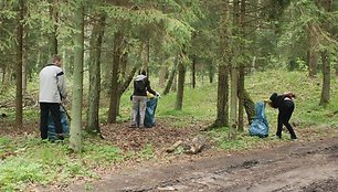 Pernai Klaipėdoje į akciją „Darom“ susirinko maždaug šimtas talkininkų.