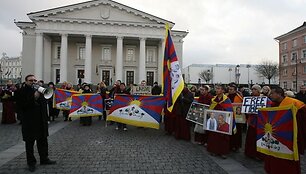 Protesto akcija už Tibetą nuo Kinijos ambasados persikėlė į Rotu&scaron;ės aik&scaron;tę.