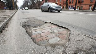 Pra&scaron;vitus pavasario saulei duobės Kauno gatvėse pradėjo &bdquo;dygti&ldquo; tarsi grybai po lietaus.
