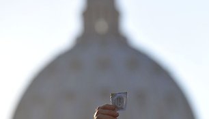 Popiežių pasitiko protestuotojai su prezervatyvais rankose.