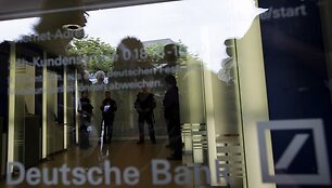 &bdquo;Deutsche Bank&ldquo; kaltinamas dviejų tarybos narių ir vieno akcininko &scaron;nipinėjimu.