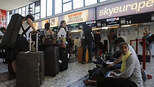 &bdquo;SkyEurope&ldquo; at&scaron;aukus visus skrydžius Europoje, kitų oro linijų skrydžio keleiviai laukia kaip i&scaron;sigelbėjimo.