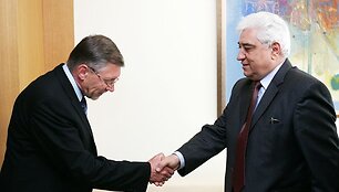 Vakar su premjeru Gediminu Kirkilu susitikęs Rusijos ambasadorius Lietuvoje Vladimiras Chkhikvadzė užtikrino, kad jo &scaron;alis neketina imtis jokių sankcijų prie&scaron; Baltijos &scaron;alis.