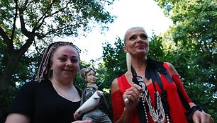 Laima Vaikulė (de&scaron;inėje)