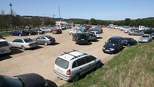 Organizuota gauja grobdavo automobilius ir prievartaudavo turtą i&scaron; jų savininkų.