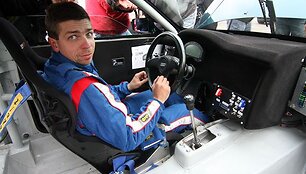 Rekordininkas M.Samu&scaron;is apžiūri techniką ir ruo&scaron;iasi kitam startui. &Scaron;is patyręs lenktynininkas, kurio pravardė yra &bdquo;Unlimit&ldquo;, &bdquo;Audi S2&ldquo; tobulino apie 2 metus.