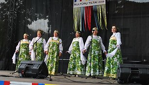 Prie Muzikinio teatro įsikūręs festivalis &bdquo;Kultūrų tiltai&ldquo; pristatė skirtingų tautinių mažumų menines programas bei amatus.