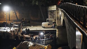Gelbėtojai dirba Senos upėje, netoli Dievo Motinos katedros, kur nuskendo pramoginis laivas.