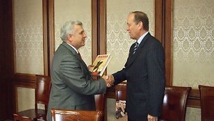Klaipėdos meras R.Tara&scaron;kevičius (k.) su Rusijos diplomatu A.Ve&scaron;niakovu apsikeitė dovanomis.