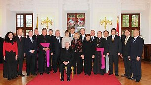 Kardinolą J.Meisnerį pasitiko Kauno miesto valdžios ir garbūs Bažnyčios atstovai.