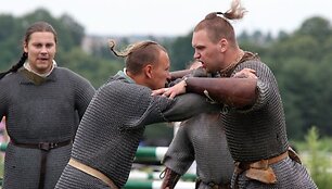 Bir&scaron;tone &scaron;e&scaron;tadienį netrūks ir į Viduramžius nukeliančių vaizdų.