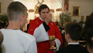 Prie&scaron; kelerius metus nuspręsta, kad už sakramento sutvirtinimo pamokėles bažnyčiose kas mėnesį reikia mokėti po penkis litus.