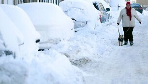 Žiema nesitraukia i&scaron; Europos &ndash; gausus sniegas ir &scaron;altis trikdo eismą, palieka žmones be elektros.