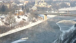 Nepaisant šalto oro, Neris ties Vilniumi dar neužšalo.