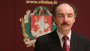 &Scaron;vietimo departamento direktorius G.A.Petronis sako, kad mokyklų reforma sostinėje būtina, nes dėl nevienodo mokinių pasiskirstymo kai kurioms mokykloms nepakanka mokinio krep&scaron;elio lė&scaron;ų.