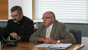LiCS pirmininkas G.Babravičius užsiminė, kad S.&Scaron;riūbėno (d.) i&scaron;likimą vicemero poste spręs ne LiCS frakcija savivaldybėje, o &bdquo;auk&scaron;tesnė partinė institucija&ldquo;.