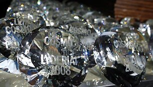 17 nominacijų laimėtojų atstovams buvo įteikti deimanto formos COSMO apdovanojimai.