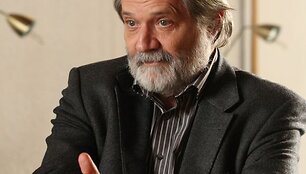 P.E&ouml;tv&ouml;sas derina tris darbus: muzikos kūrybą, dirigavimą ir dėstymą studentams.