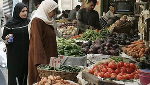 Egipto moterys apsipirkinėja turguje.