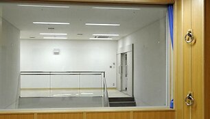 Egzekucijų kambarys. Už stiklo matyti kambarys, i&scaron; kurio galima stebėti mirties bausmę.