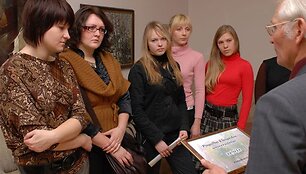Ketvirtadienį Klaipėdos universiteto studentai rektoriui perdavė miesto gatvėse surinktus 2269 litus. 