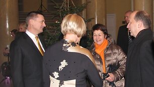 Lietuvos premjeras Andrius Kubilius su žmona Rasa sveikina Estijos premjerą Andrusą Ansipą ir jo žmoną Ani