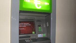 I&scaron; &scaron;io specialaus bankomato auk&scaron;ti pareigūnai traukė pirmuosius eurus.