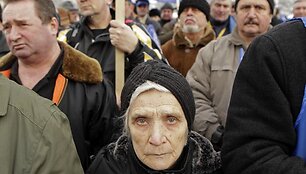 Prie&scaron; dvejus metus Rumunijos ekonomika augo sparčiausiai ES. Tačiau dabar visi laimėjimai i&scaron;nyko, o valdžios taupymo planai paskatina gyventojų protestus.