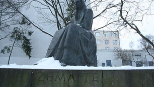 Keturis metus stringanti Žemaitės skvero rekonstrukcija ir užstatymas literatūros klasikę &bdquo;Kultūros sostinės&ldquo; i&scaron;vakarėse paliko rymoti tamsoje.