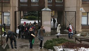 Neturėdama kur i&scaron;keldinti vaikų i&scaron; &bdquo;Gabijos&ldquo; ir &bdquo;Žvėryno&ldquo; gimnazijų, Vilniaus valdžia jau daugiau nei 5-erius metus pažeidinėja įstatymus, leisdama mokykloms formuoti pradinukų klases.